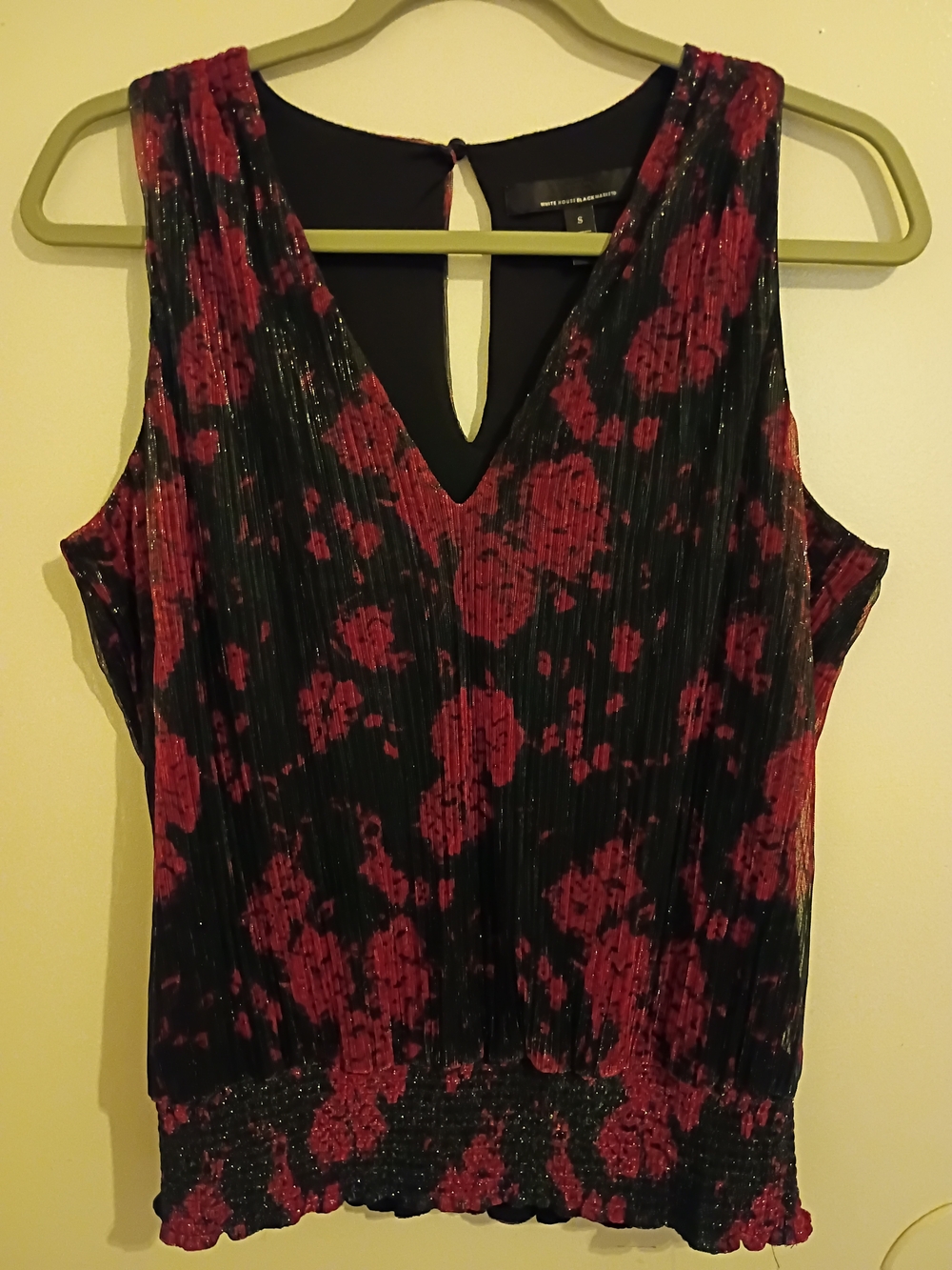 White‎ House Black Market Black V-Neck Sleeveless Top with Red Floral Print Sz S